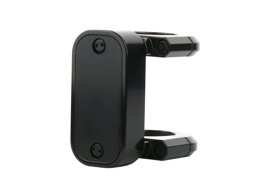 Flexcom FB242RPROFR6866 – Profesionāls 4G LTE skrejriteņu GPS izsekotājs ar stiprinājuma skavu un 15 dienu gaidīšanas laiku